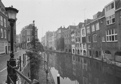 849242 Gezicht op de Oudegracht te Utrecht, vanaf de Maartensbrug, met links de Lichte Gaard en rechts de achtergevels ...